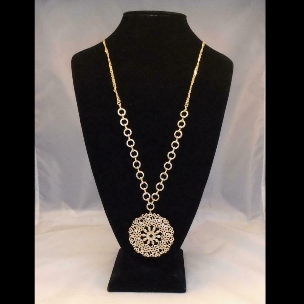 ANTHROPOLOGIE FILIGREE STATEMENT NECKLACE NWT GOLD